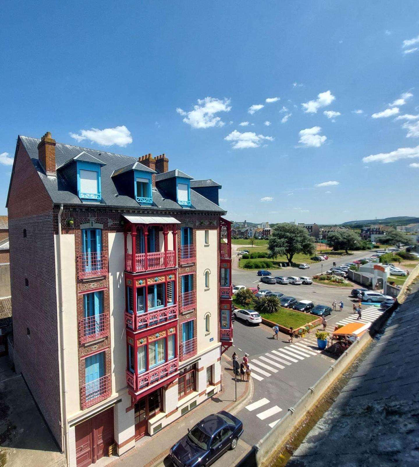 Les Bains De *